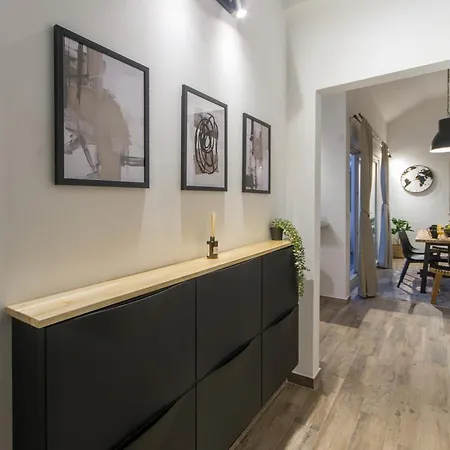 San Salvatore Luxury Penthouse アパート *