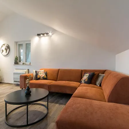 San Salvatore Luxury Penthouse アパート *